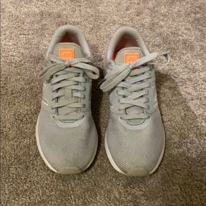 Women’s tennis shoes